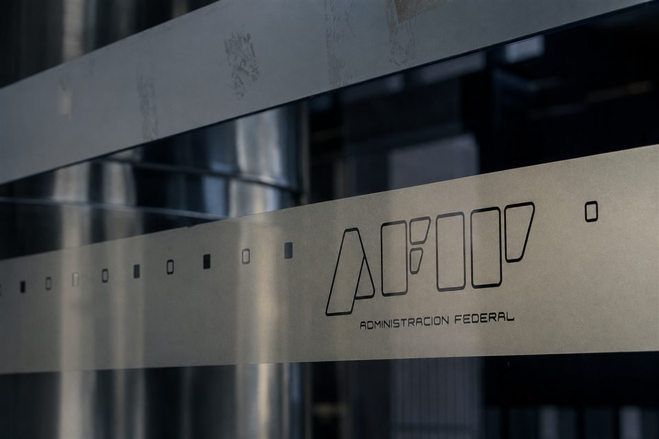 Identificación de AFIP en una entrada de vidrio, en tonos azul marino
